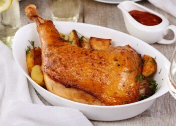 Perna de peru assada no forno à Portuguesa