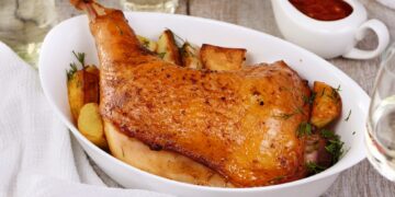 Perna de peru assada no forno à Portuguesa