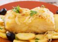 Bacalhau no forno com cebolada