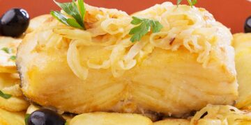 Bacalhau no forno com cebolada