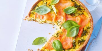 Quiche de salmão e espinafres