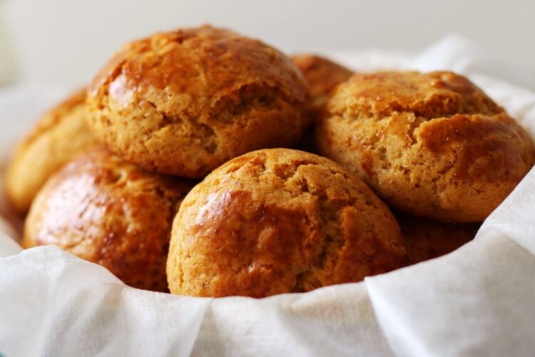 Broas de mel e canela