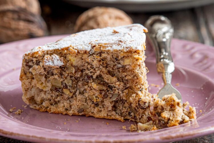 Bolo de azeite com nozes