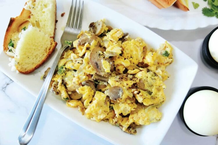 Ovos mexidos com cogumelos