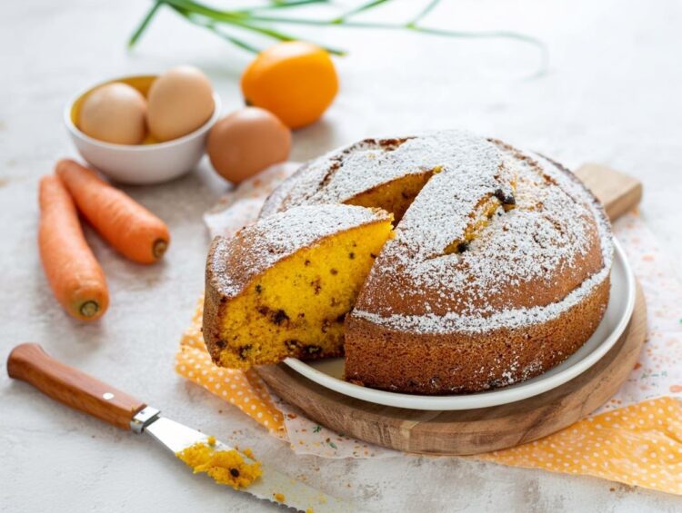 Bolo de cenoura com pepitas de chocolate