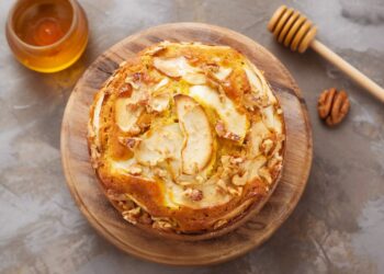 Bolo de mel, maçã e nozes