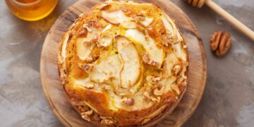 Bolo de mel, maçã e nozes