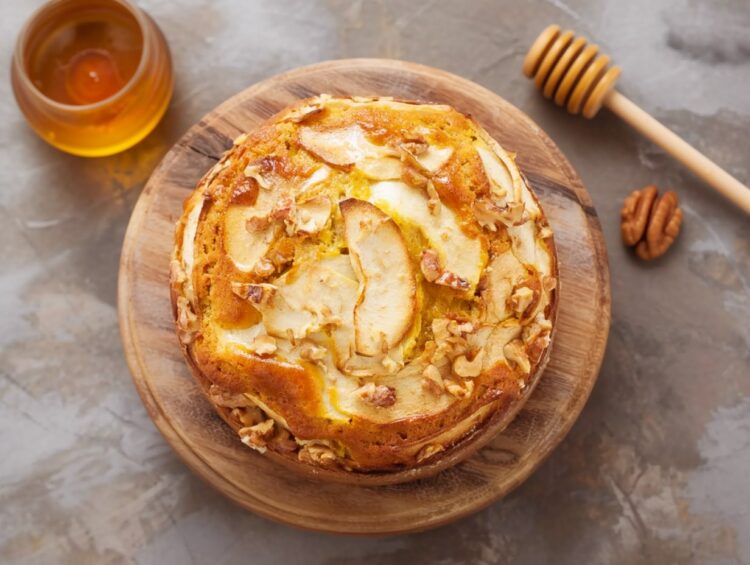 Bolo de mel, maçã e nozes