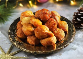 Sonhos de Natal com calda de açúcar