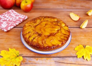 Bolo de maçã com caramelo