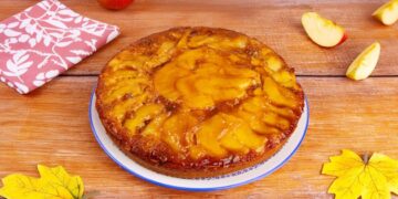 Bolo de maçã com caramelo