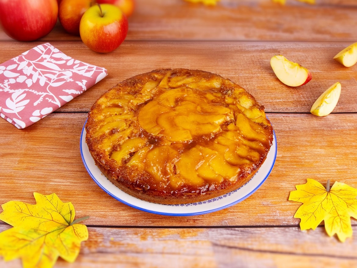 Bolo de maçã com caramelo