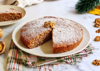 Bolo de noz e canela