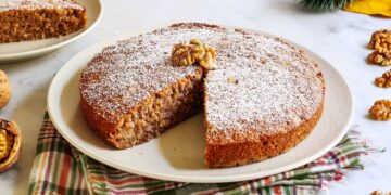 Bolo de noz e canela