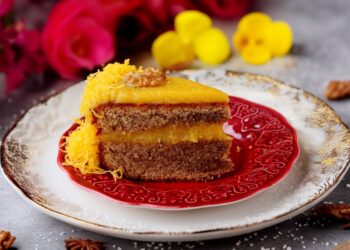 Bolo de nozes com doce de ovos