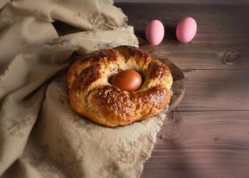 Folar da Páscoa com erva doce e canela