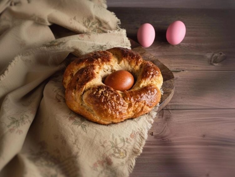 Folar da Páscoa com erva doce e canela