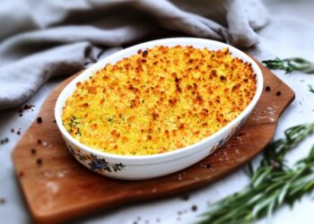 Bacalhau desfiado com broa e espinafres