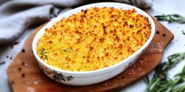 Bacalhau desfiado com broa e espinafres