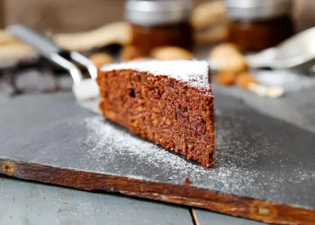 Tarte de alfarroba do Algarve