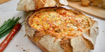 Pão recheado com linguiça