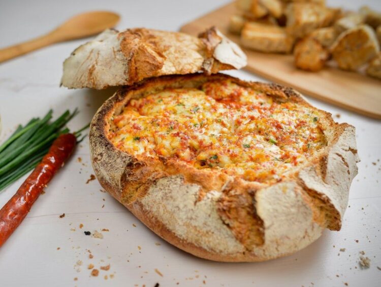 Pão recheado com linguiça