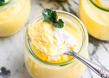 Mousse de manga com iogurte grego