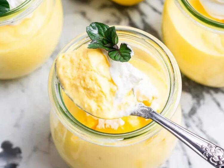 Mousse de manga com iogurte grego