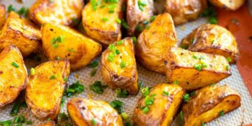Batatas assadas no forno à moda antiga