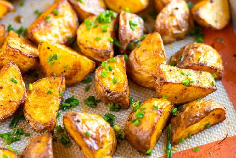 Batatas assadas no forno à moda antiga