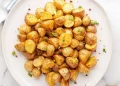 Batatas assadas no forno com alecrim e alho