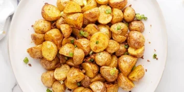 Batatas assadas no forno com alecrim e alho