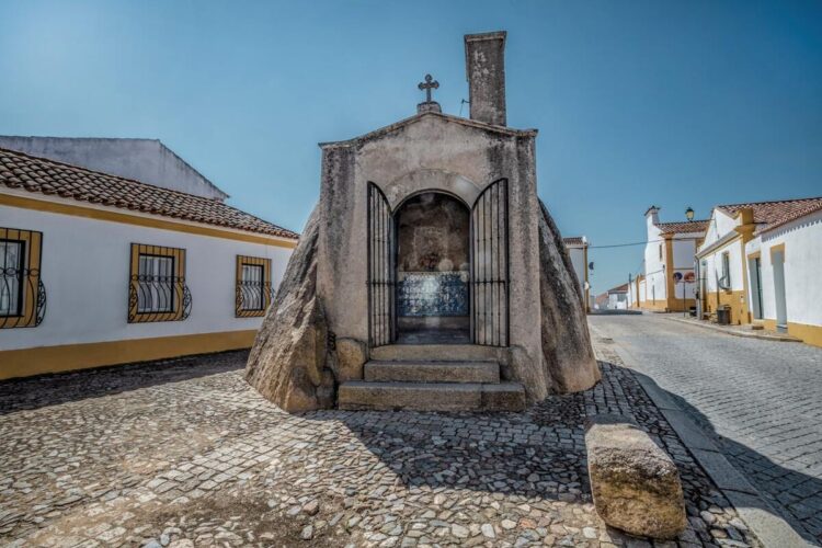 Anta de Pavia: o dólmen que se tornou igreja