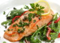 Salmão grelhado com legumes de Verão: leve, saudável e cheio de sabor