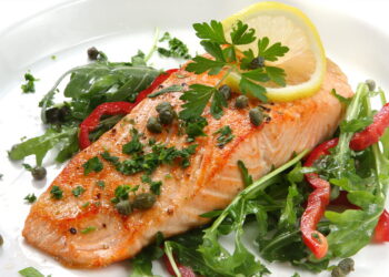 Salmão grelhado com legumes de Verão: leve, saudável e cheio de sabor