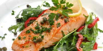 Salmão grelhado com legumes de Verão: leve, saudável e cheio de sabor