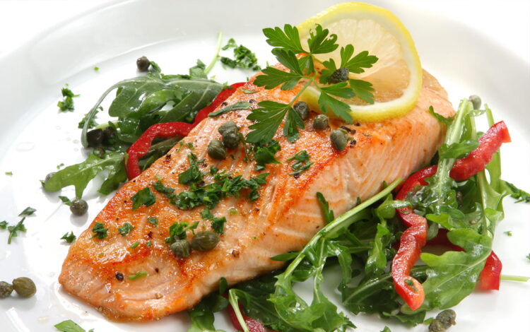 Salmão grelhado com legumes de Verão: leve, saudável e cheio de sabor