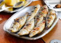 Sardinhas assadas na brasa: a receita simples do Verão português