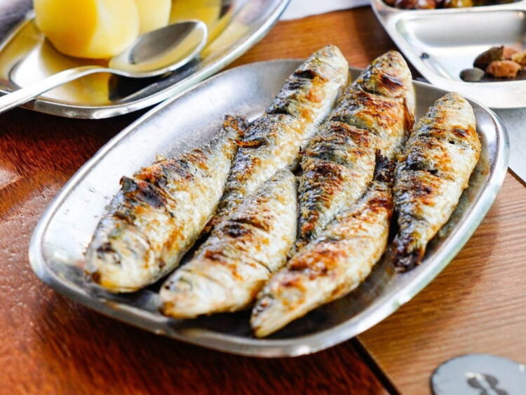 Sardinhas assadas na brasa: a receita simples do Verão português