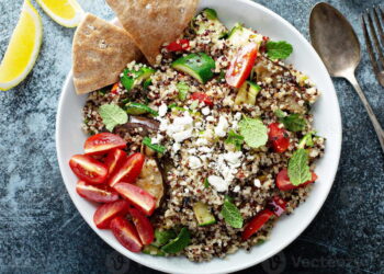 Salada de quinoa com legumes grelhados: saudável e cheia de cor
