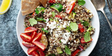Salada de quinoa com legumes grelhados: saudável e cheia de cor