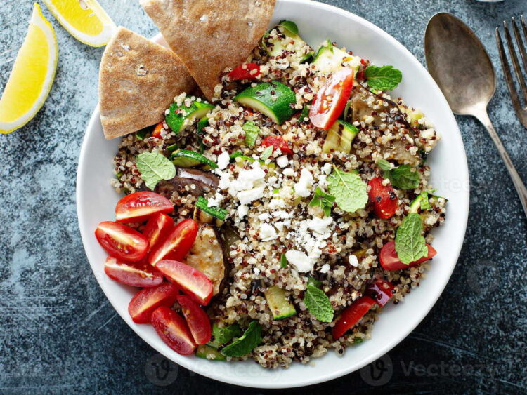 Salada de quinoa com legumes grelhados: saudável e cheia de cor