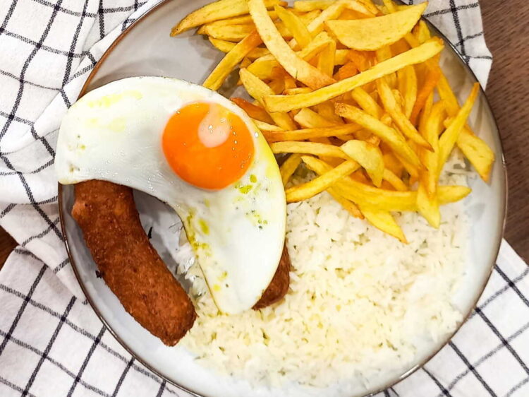 Alheira frita com ovo à moda transmontana: receita tradicional
