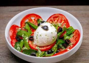 Salada de burrata, tomate e manjericão: simples e elegante