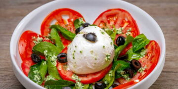 Salada de burrata, tomate e manjericão: simples e elegante