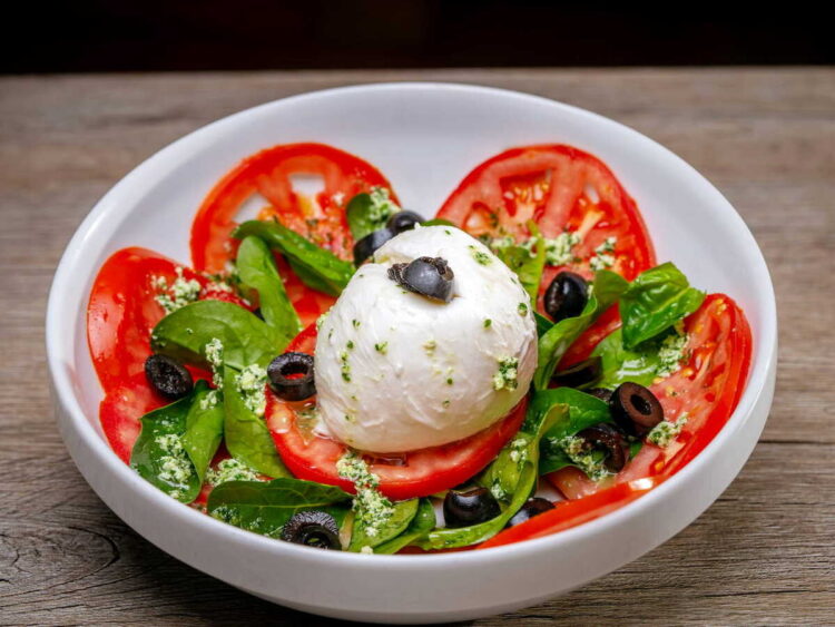 Salada de burrata, tomate e manjericão: simples e elegante