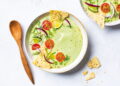Sopa fria de abacate com limão: cremosa e refrescante