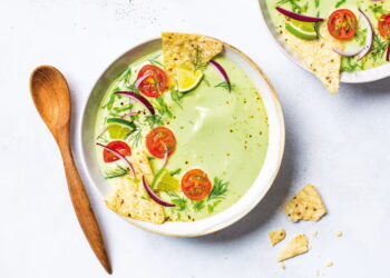 Sopa fria de abacate com limão: cremosa e refrescante