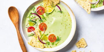 Sopa fria de abacate com limão: cremosa e refrescante