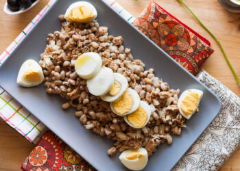 Salada de feijão frade com atum e ovo: fresca, nutritiva e pronta em minutos
